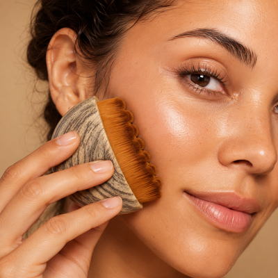Clienta usando el Cepillo VELIA — masaje linfático facial 3